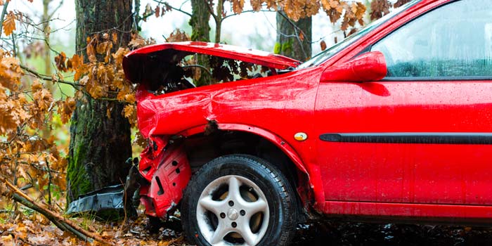 carro-acidente-arvore